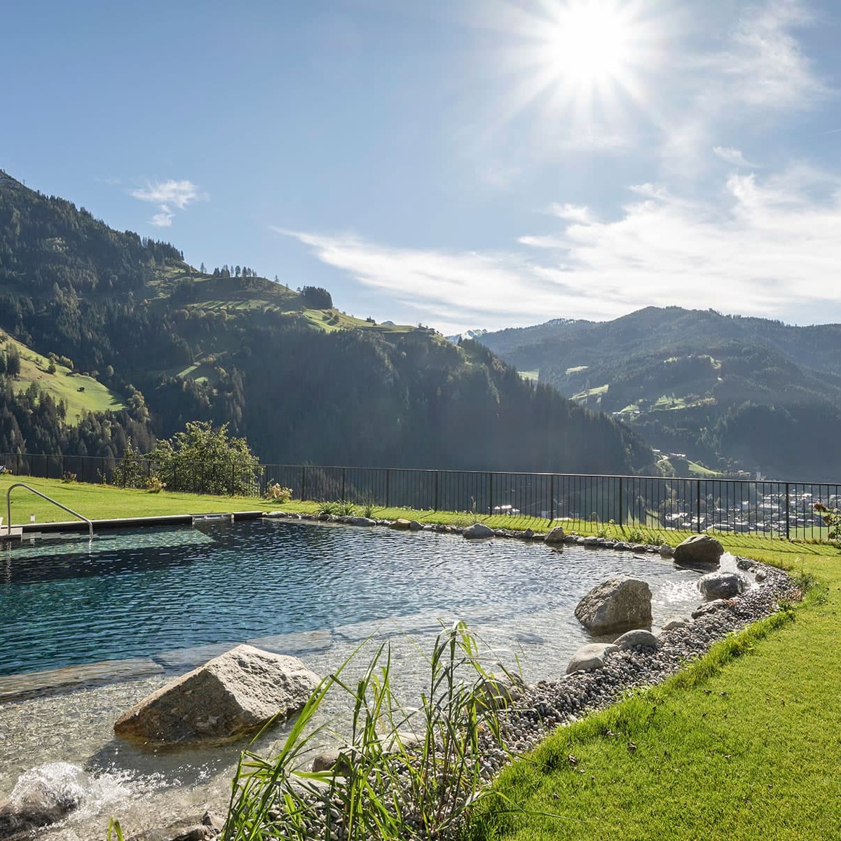 Herrliche Sommertag am Schwimmteich genießen
