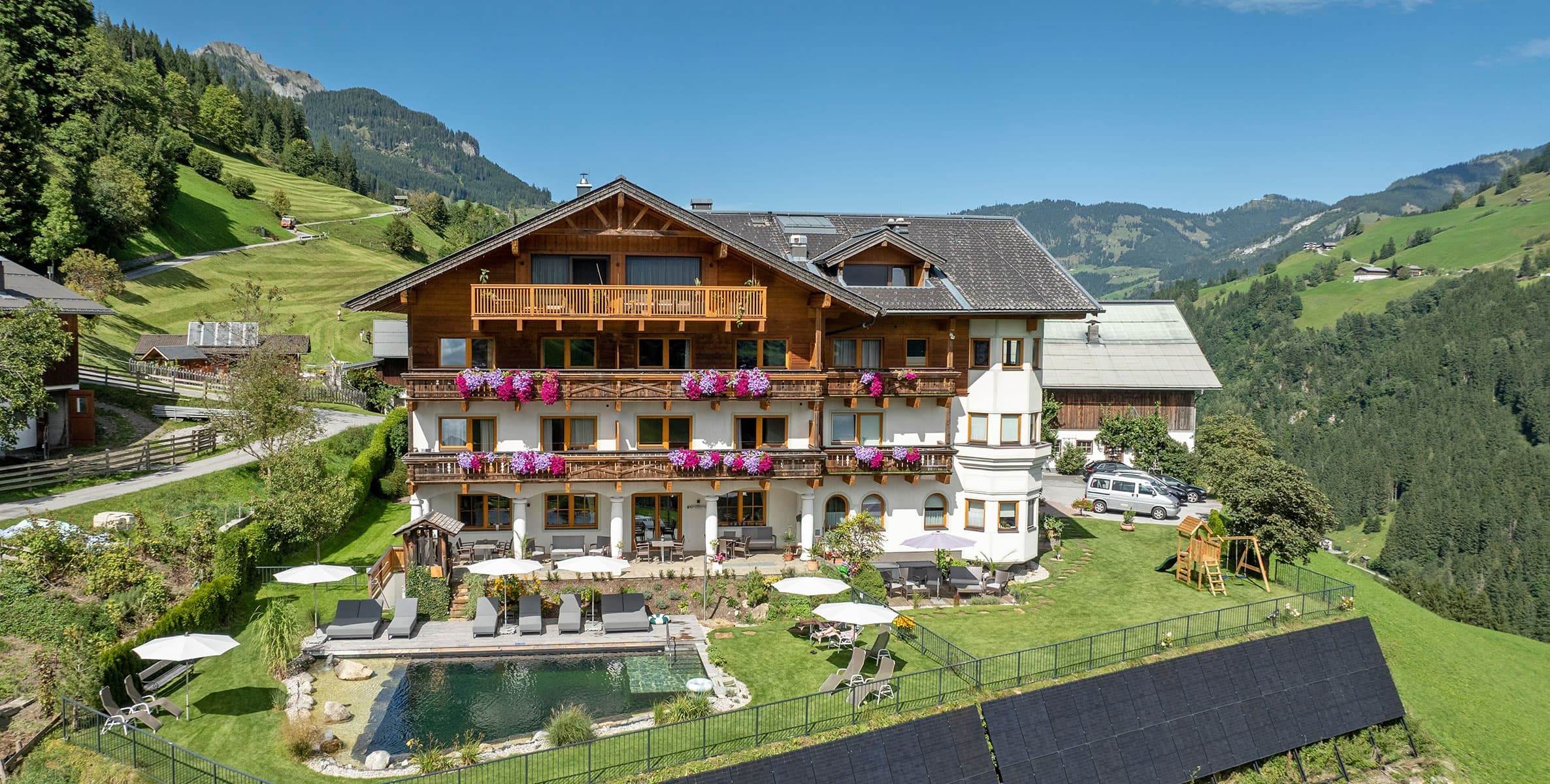 Genussvoll frühstücken oder den Nachmittag auf der Sonnenterrasse oder am Badeteich verbringen