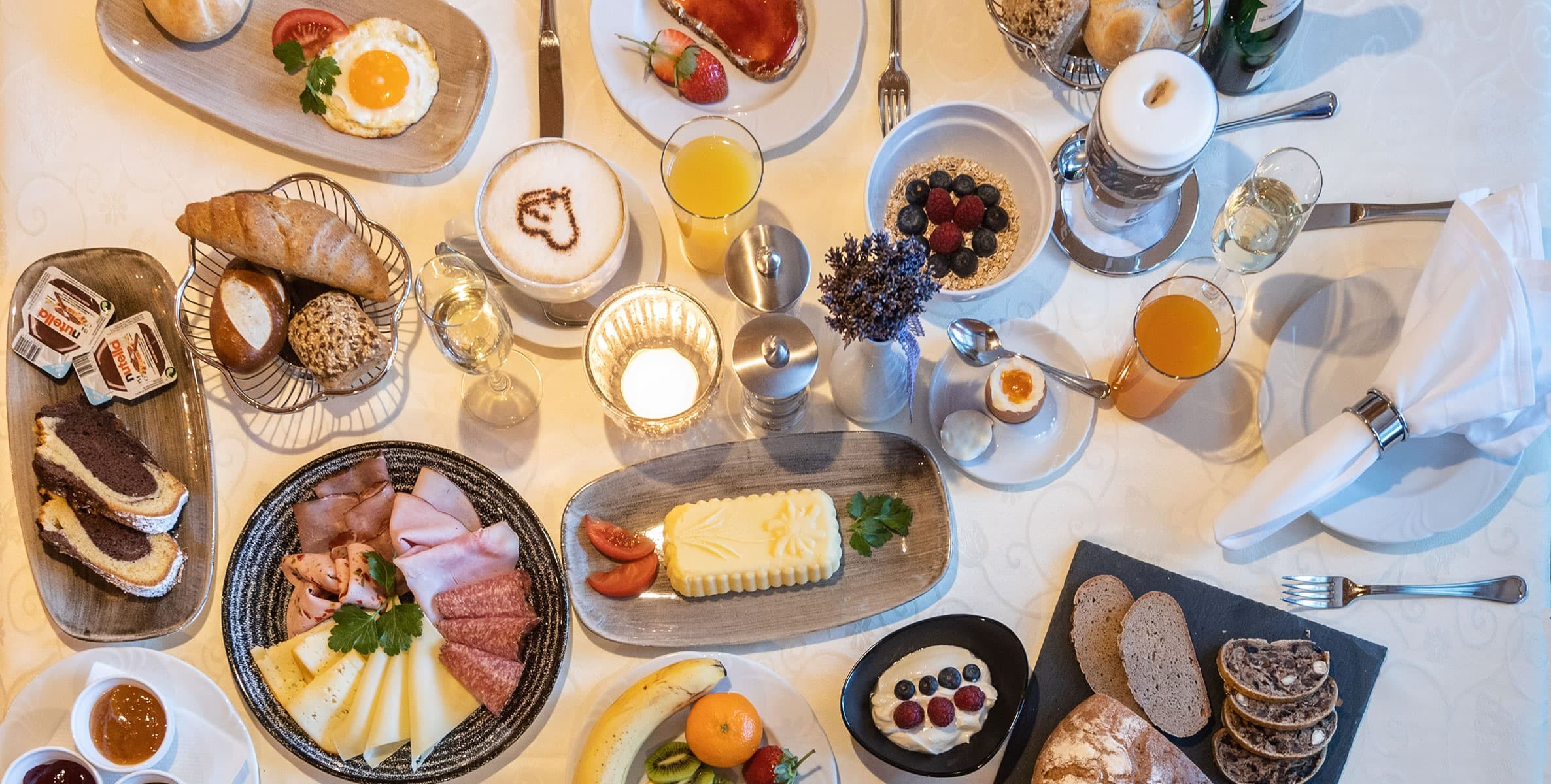 Schön gedeckter Frühstückstisch