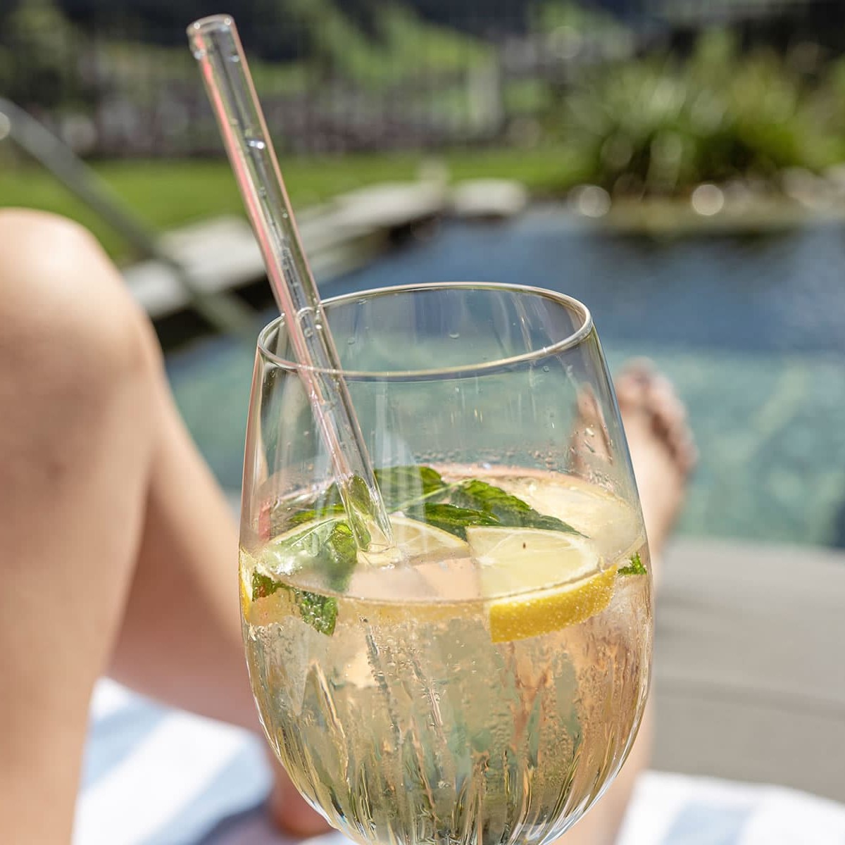 Entspannen beim Sommerurlaub im Naturbadeteich