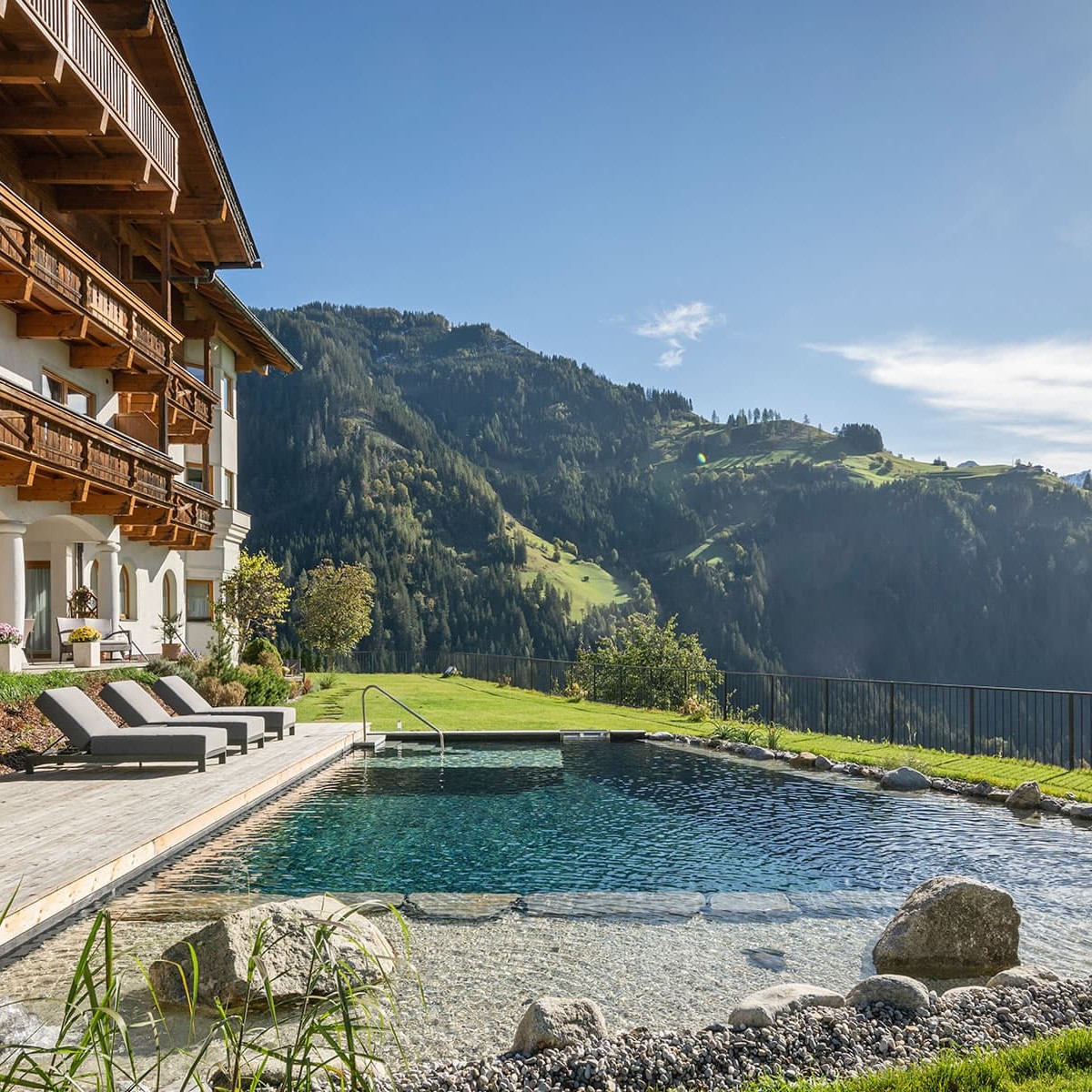 Entspannen beim Sommerurlaub im Naturbadeteich