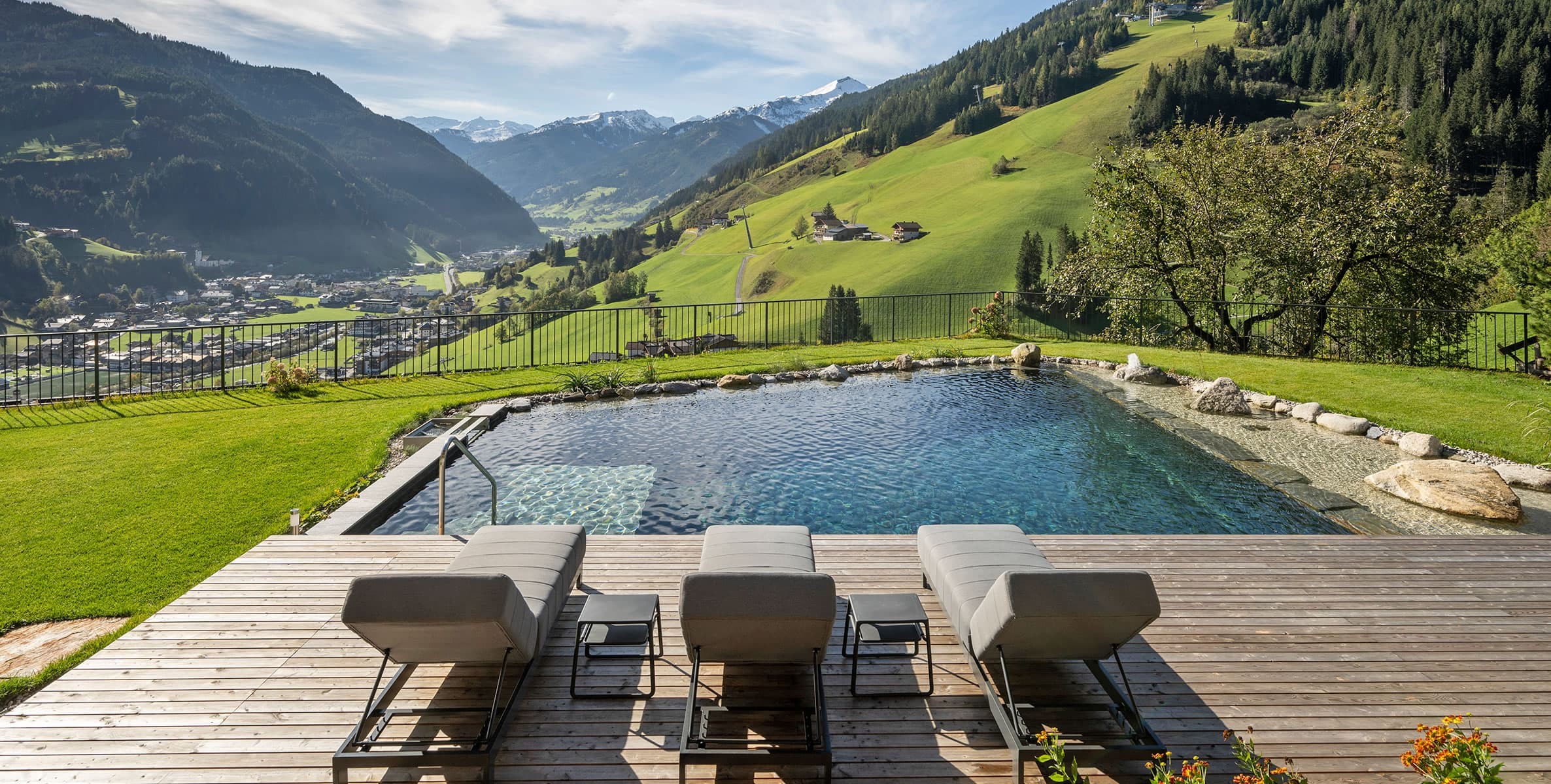 Herrlicher Blick über den Naturbadeteich ins Großarltal