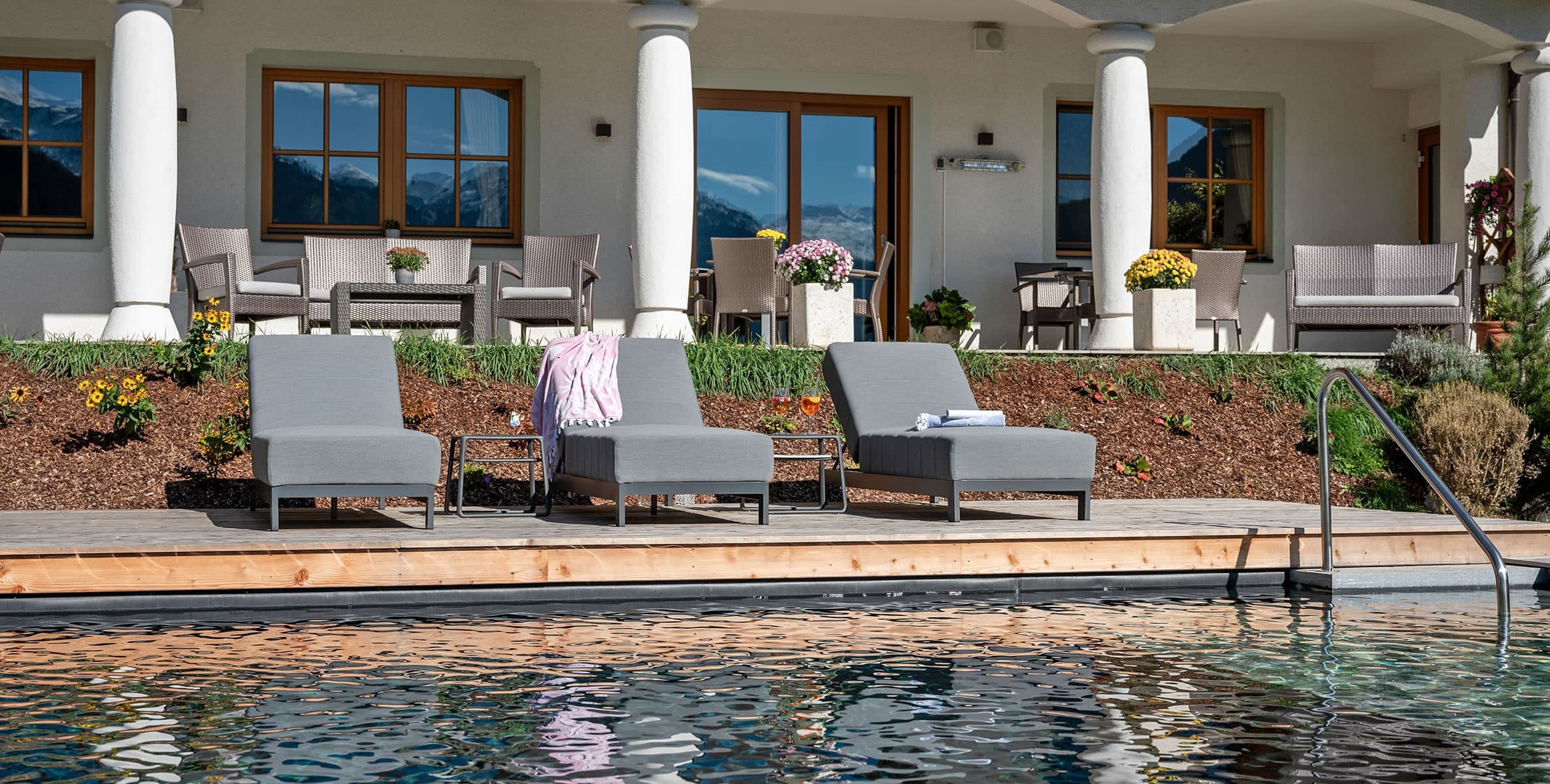 Blick auf die Sonnenliegen und die Sonnenterrasse