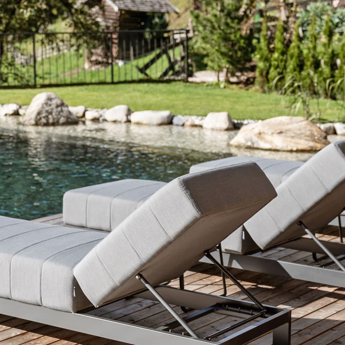 Spa&szlig; mit der Familie beim Sommerurlaub im Schwimmteich