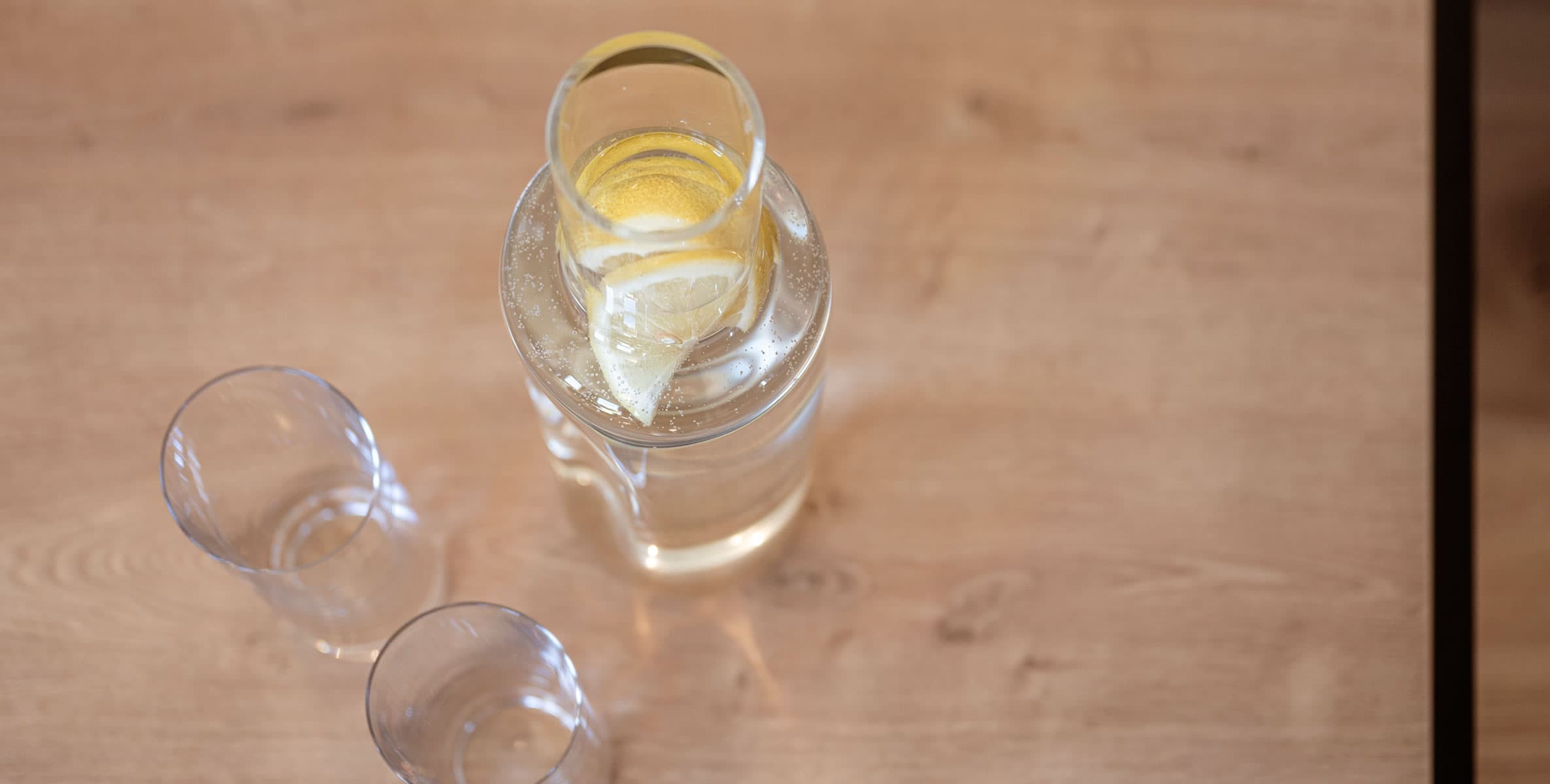 Tisch mit Wasserkrug in der Ferienwohnung