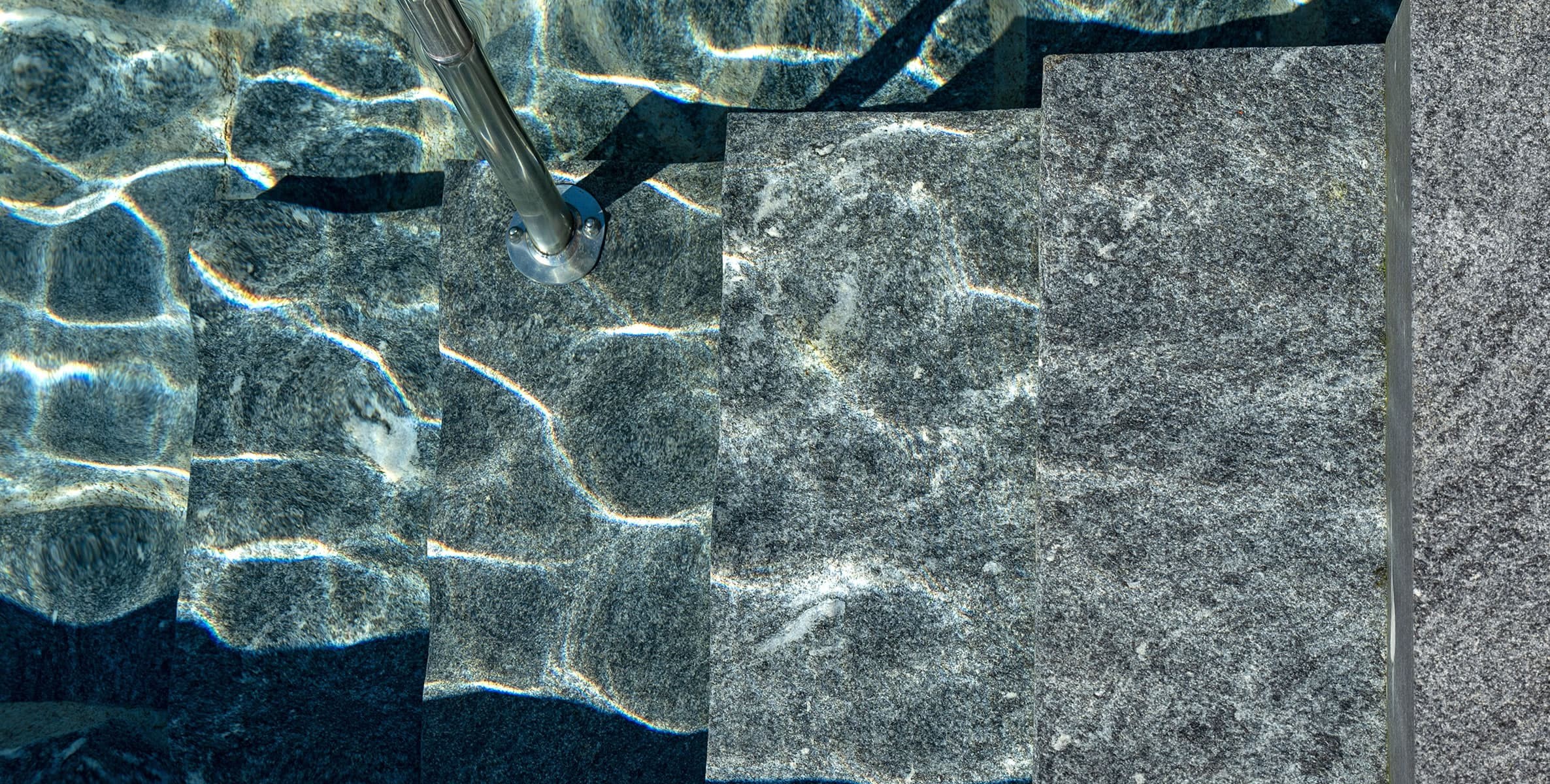 Wasserreflexionen vom Schwimmteich