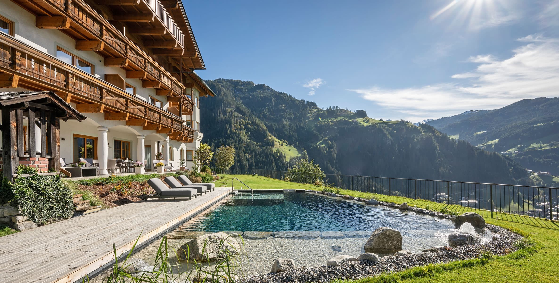 Naturschwimmteich und Sonnenterrasse