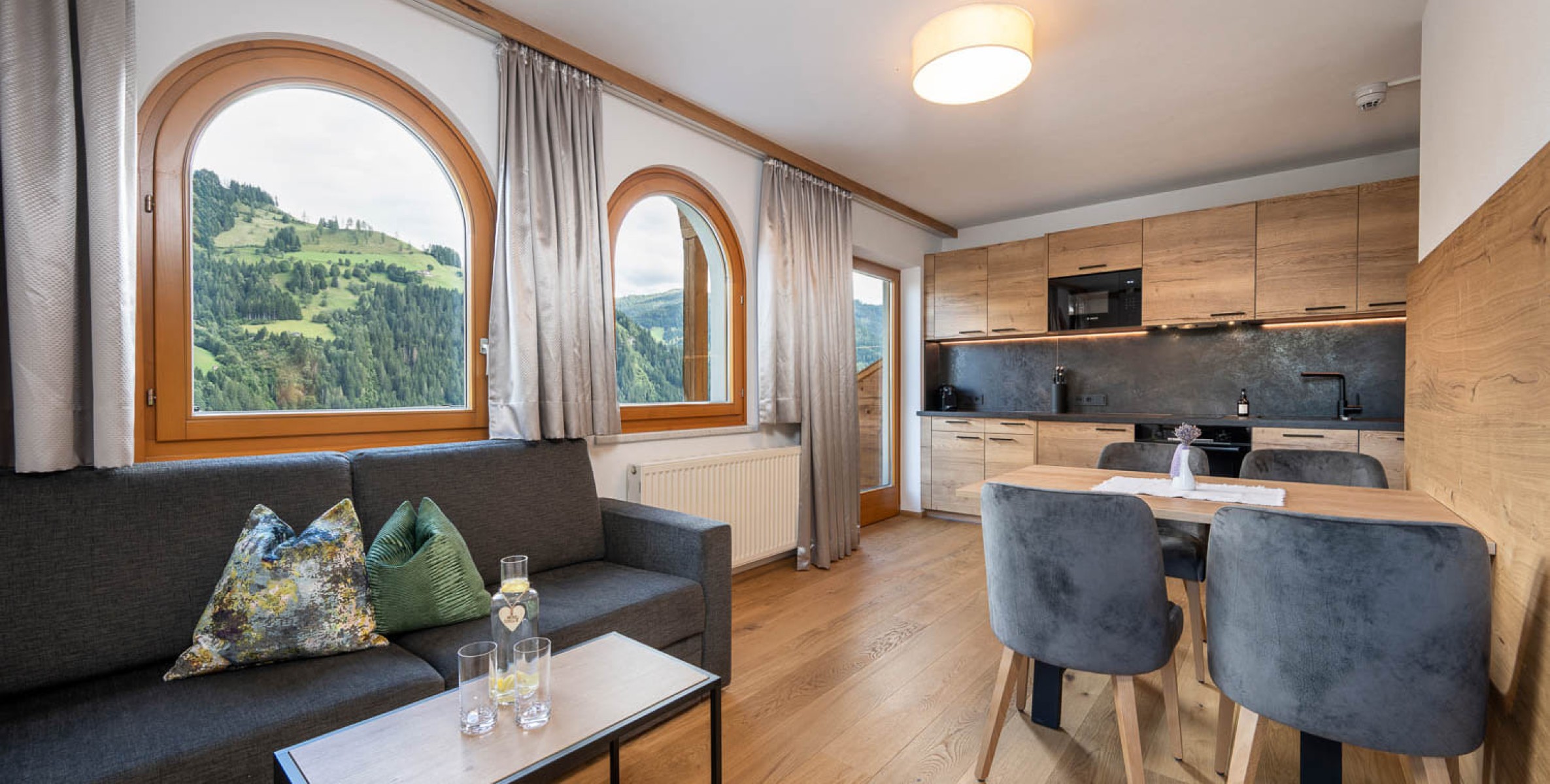 Wohnküche mit Balkon