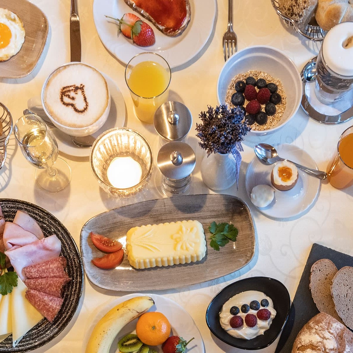 Gedeckter Tisch mit Köstlichkeiten vom Frühstücksbuffet