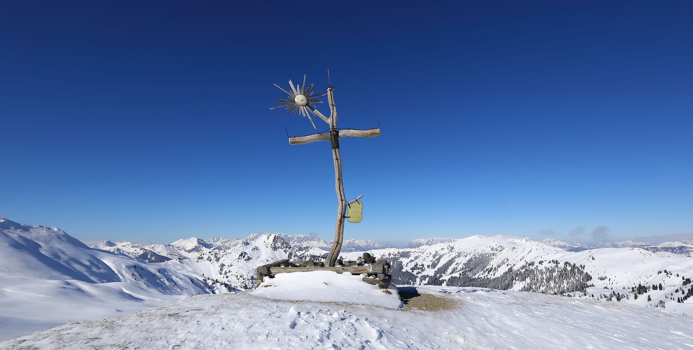 Gipfelkreuz im Skigebiet