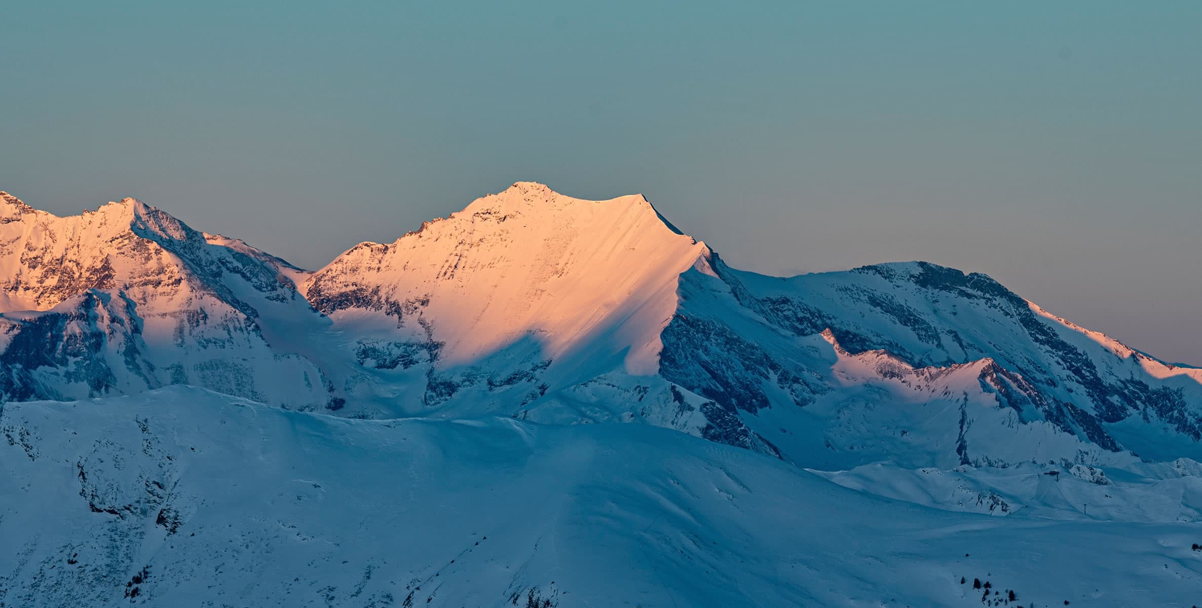 Tief verschneite Bergwelt