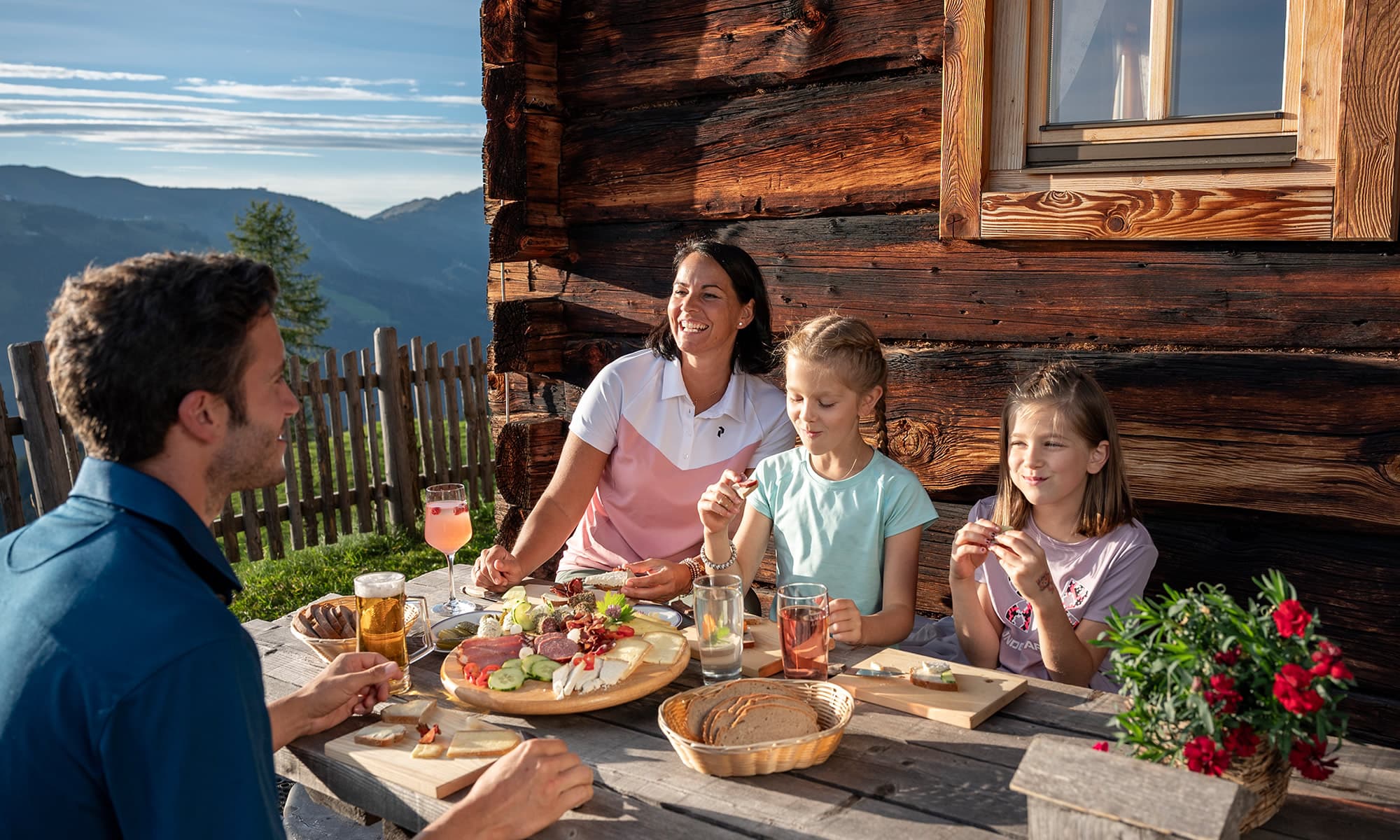 Familie bei einer Almjause beim Wandern im Großartal, dem Tal der Almen