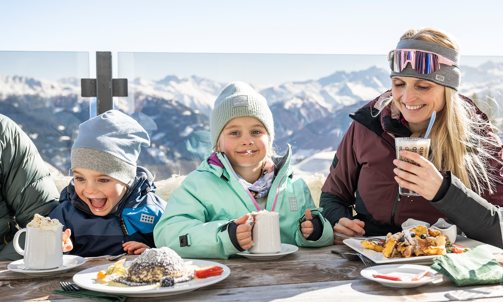 Skiurlaub mit der Familie in den Ferienwohnungen im Apart Residenz Bergengut - Einkehr in eine Skihütte