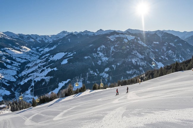 Blick auf perfekte Pisten und sch&ouml;nem Pulverschnee im Skigebiet Gro&szlig;arltal-Dorfgastein - im Hintergrund die Panoramabahn